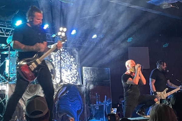 How should the lead singer (or singer) of the band choose a wireless microphone